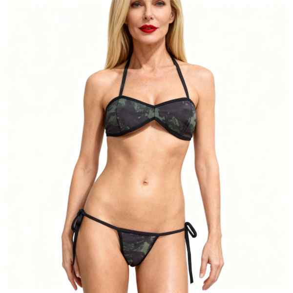mulher de frente vestida em fantasia de militar com calcinha de amarrar e top