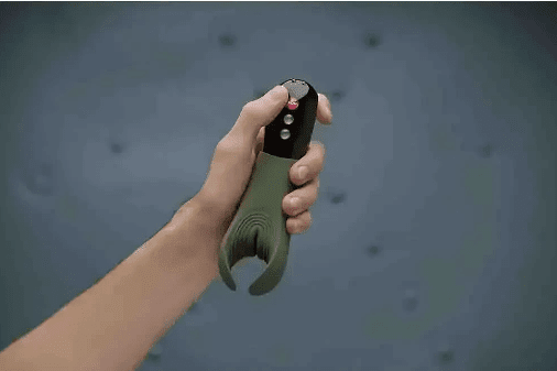 mão feminina segurando vibrador masculino manta