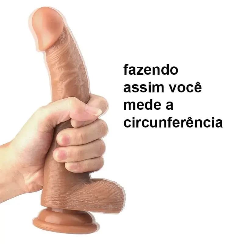 imagem de mão feminina segurando pênis de borracha demonstrando como medir o diâmetro