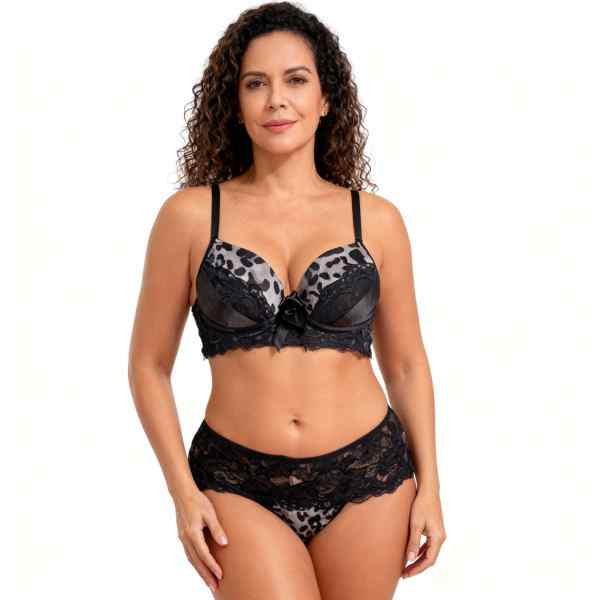 vista frontal de mulher vestida em conjunto de lingerie com bojo renda e malha animal print