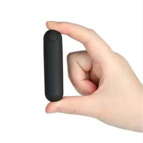 Imagem de uma mão segurando um vibrador pequeno do tipo bullet na cor preta
