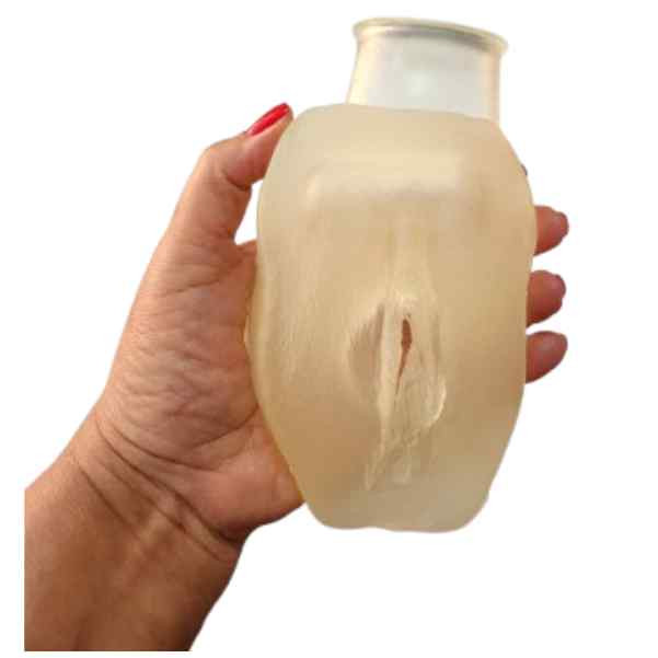 mão feminina segurando vagina de borracha transparente