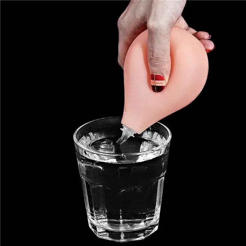 Imagem de mão apertando compartimento de água pênis ejaculador