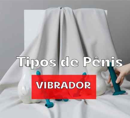 penis vibrador azul com outros produtos sexshop sobre cetim branco e mão feminina demonstrando