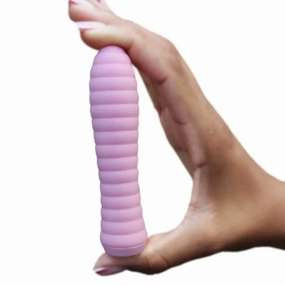 Foto de uma mão segurando um vibrador rosa