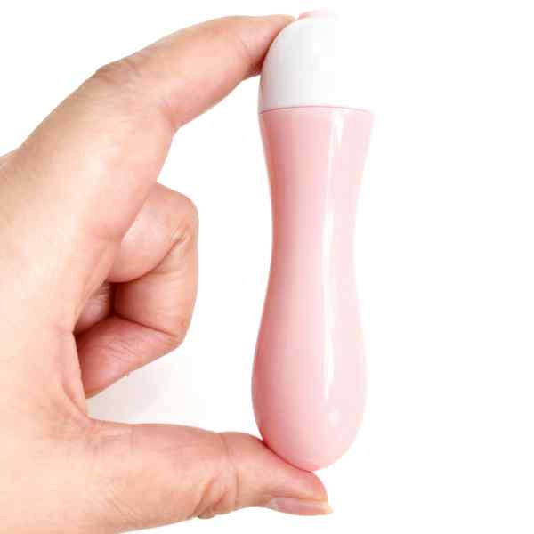 mão feminina segurando mini massageador intimo bullet 10 modos vibração movido à pilha