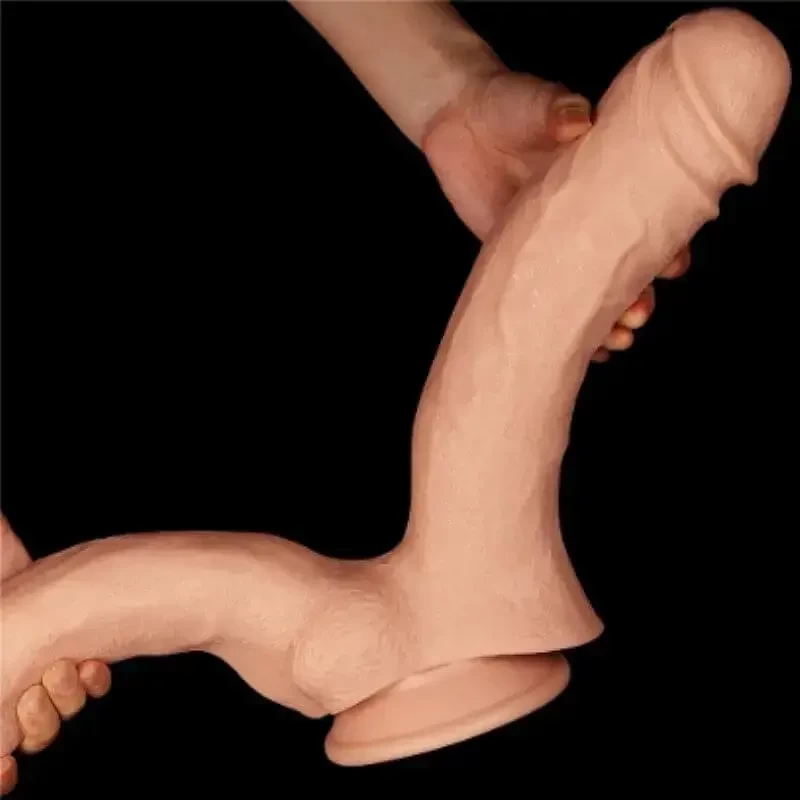 duas mãos demonstrando a flexibilidade de pênis duplo gigante com ventosa