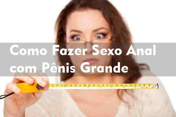 mulher de óculos e olhos bem assustados olhando régua com medida superior a 20 centímetros