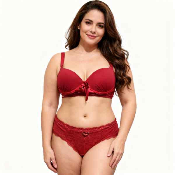 mulher de frente vestida em conjunto de lingerie calcinha e sutiã plus size na cor rubi