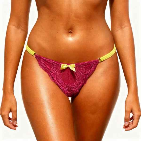 meio corpo de mulher de frente vestida em calcinha de renda laterais finas
