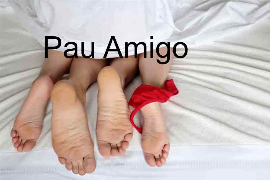 pés de casal deitado sobre lençóis brancos
