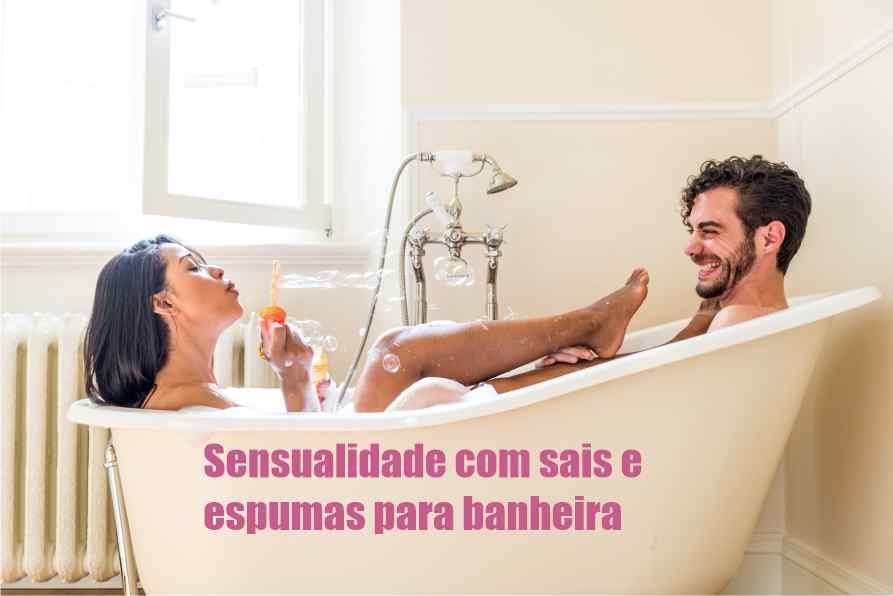 sais e espuma para banheira casal se divertindo juntos na banheira