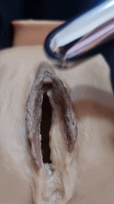 mini vibrador bullet estimulando o clitoris em como gozar sozinha