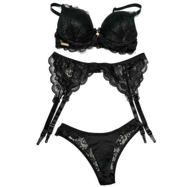 detalhe conjunto de lingerie preta composta de soutien calcinha e cinta liga com abotoadores
