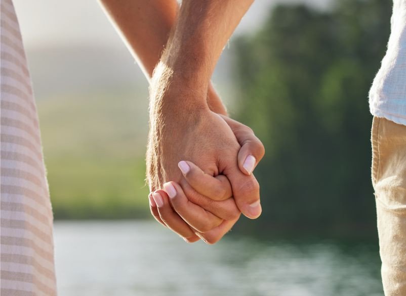 close em mãos dadas de casal em referencia post Mulher Madura com homem mais jovem 3 produtos de sex shop que não podem faltar