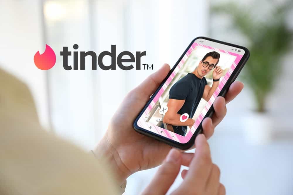 mãos femininas mexendo no celular para escolher frases para perfil tinder