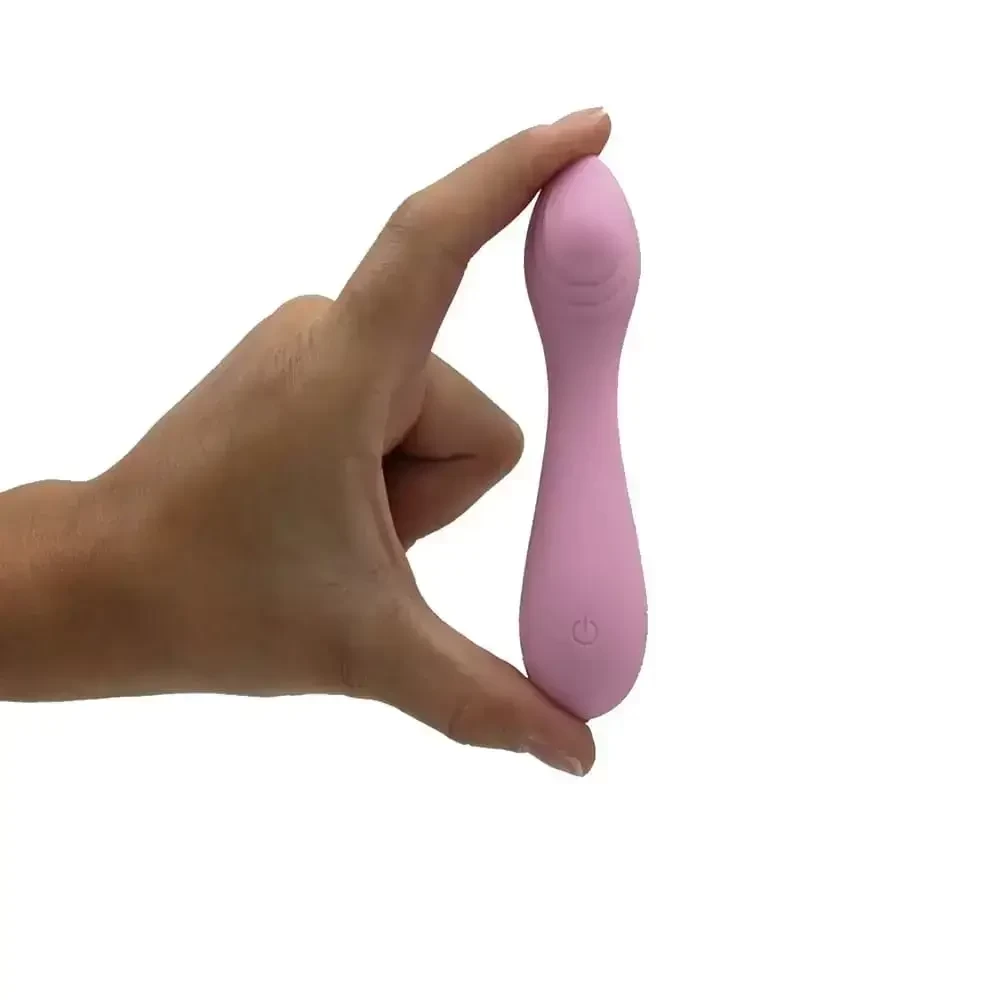 Imagem de vibrador bullet rosa sendo segurado por dedos de mão feminina
