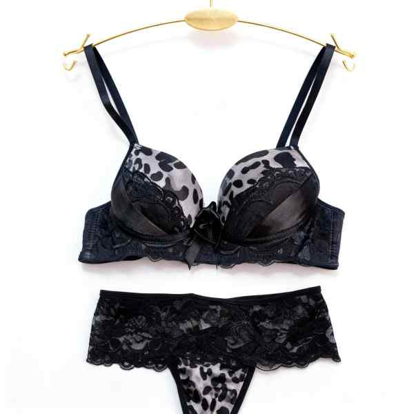 cabide com conjunto de lingerie com bojo renda e malha animal print