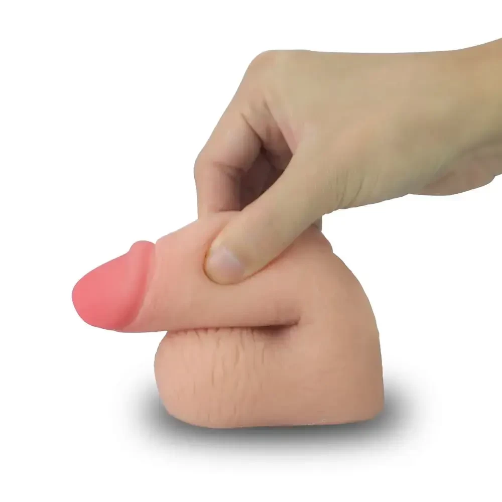 mão masculina segurando pênis em cyberskin sem ereção 