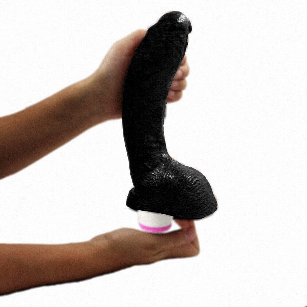 Imagem de duas mãos segurando para demonstrar pênis consolo preto com vibração