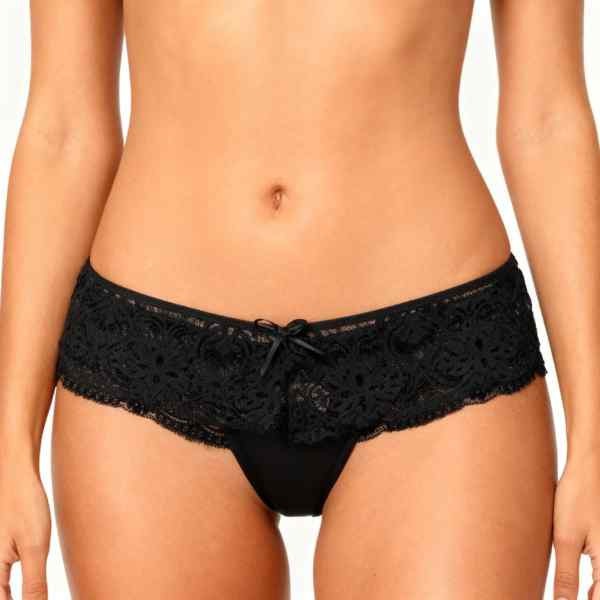 meio corpo de mulher de frente vestida em calcinha de renda na parte de cima e fio duplo