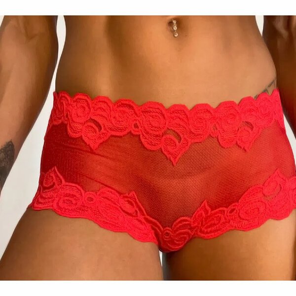 quadril feminino de frente vestido com caleçon vermelha