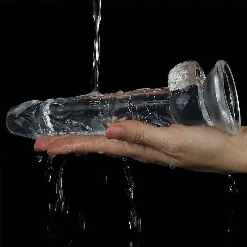 Imagem de mão segurando pênis transparente debaixo da água