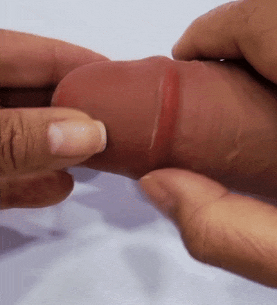 gif m&atilde;o feminina demonstrando flexibilidade capa peniana extensora em cyyberskin