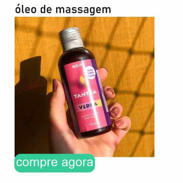 mão feminina mostrando óleo de massagem feminina