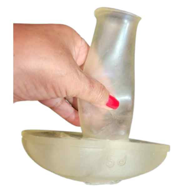 mão feminina demontrando tubo penetrador vagina de borracha transparente