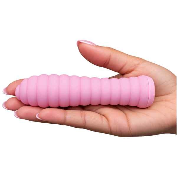 vibrador feminino cápsula bullet texturizada posicionada na palma da mão