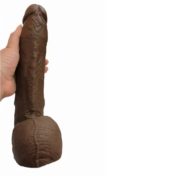mão segurando pênis de borrac gigante marrom