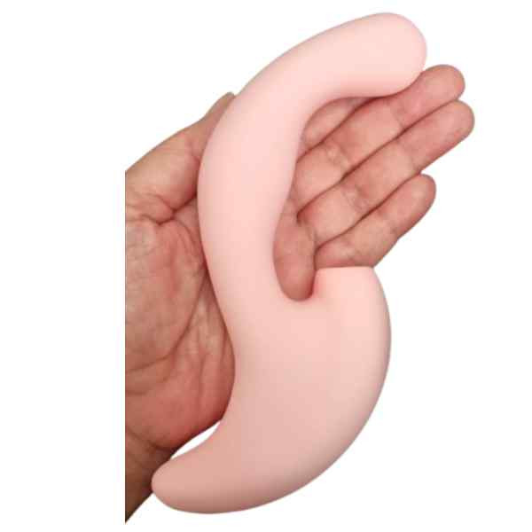 mão feminina apoiando vibrador de ponto g com sucção