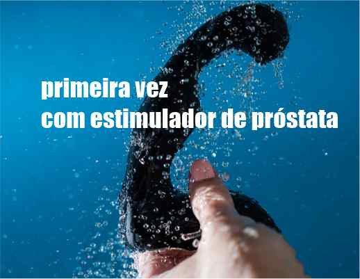 mulher segurando estimulador de prostata