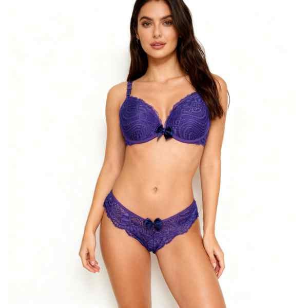 imagem frontal de mulher em conjunto de lingerie azul em renda grande