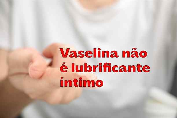 close em dedo de mulher com vaselina