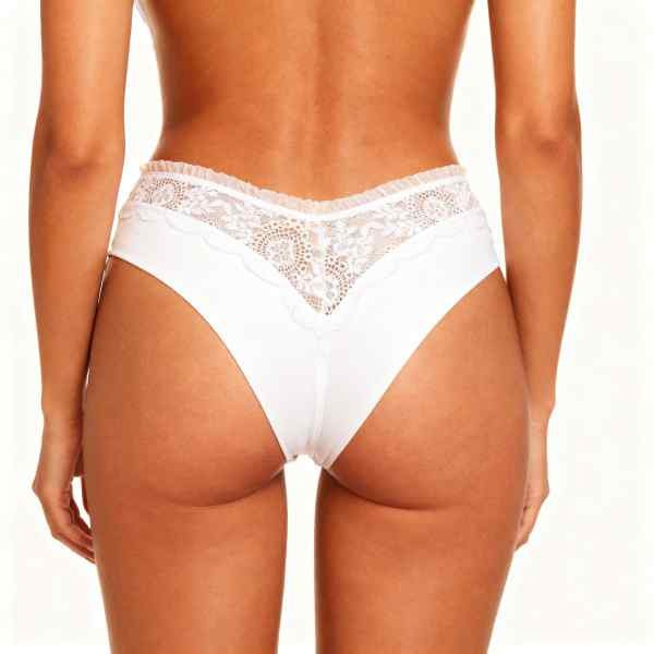 meio corpo de mulher de costas vestida em calcinha de renda branca e fio duplo