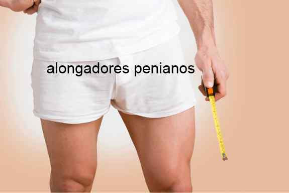 imagem homem de cueca e camiseta branca segurando uma fita métrica em referencia a alongadores penianos