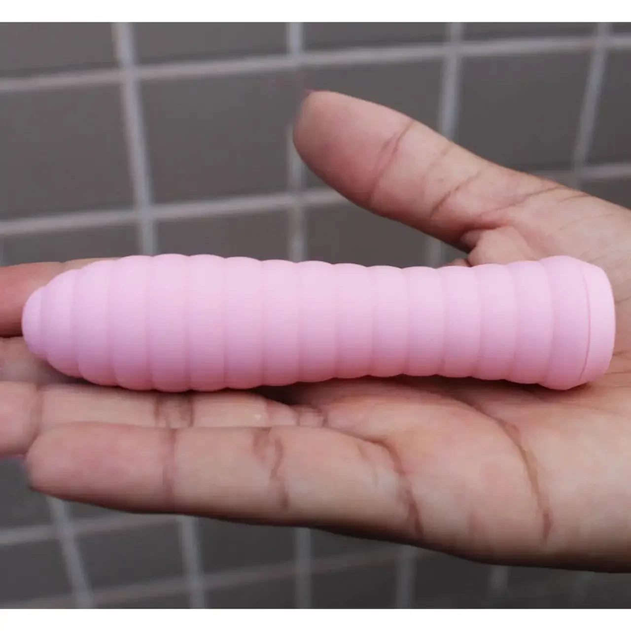 Imagem de mão apoiando vibrador bullet para clitóris recarregável 9 vibrações          