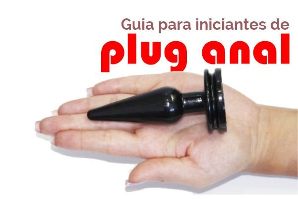 mão feminina com um plug anal pequeno na cor preta