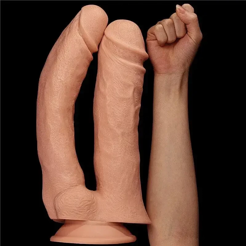 Imagem de braço próximo a pênis duplo com ventosa demonstrando o tamanho da peça