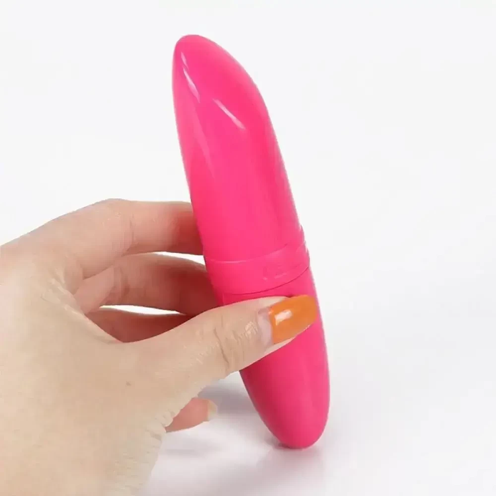 mão feminina segurando mini vibrador feminino em formato de batom