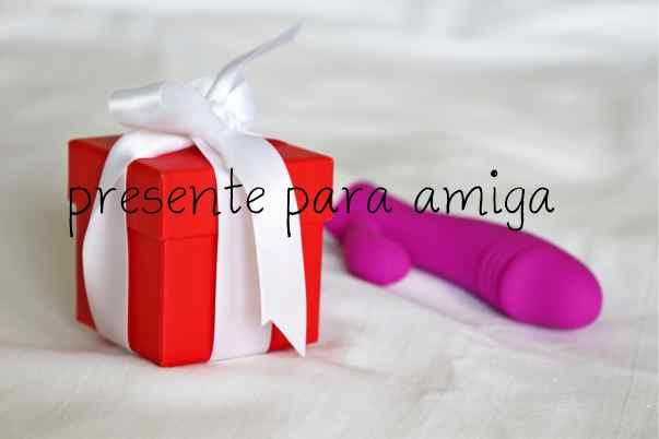 presente com embalagem vermelha e laço branco ao lado de vibrador