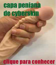 mao masculina segurando capa peniana feita de cyberskin