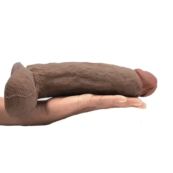 mão feminina segurando Penis Gigante Cyberskin 30cm Grande Grosso