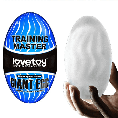 maão segurando Big Egg Lovetoy Masturbador Masculino. Ovo Gigante. Silicone