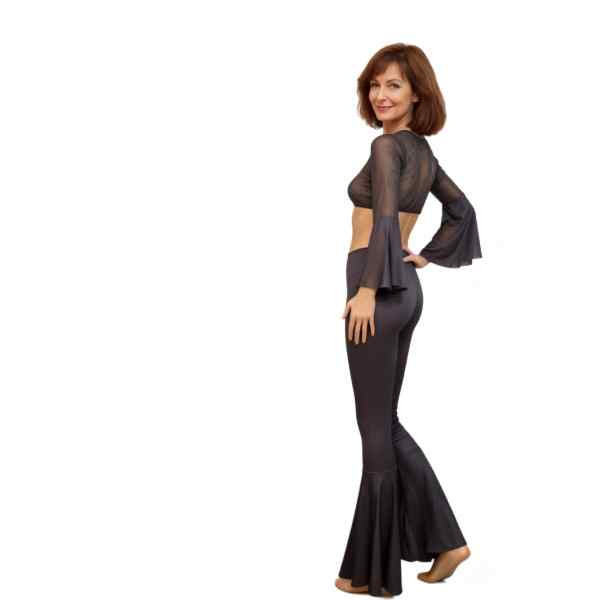 mulher de costas vestida em conjunto de fantasia transparente com calça flaire preta