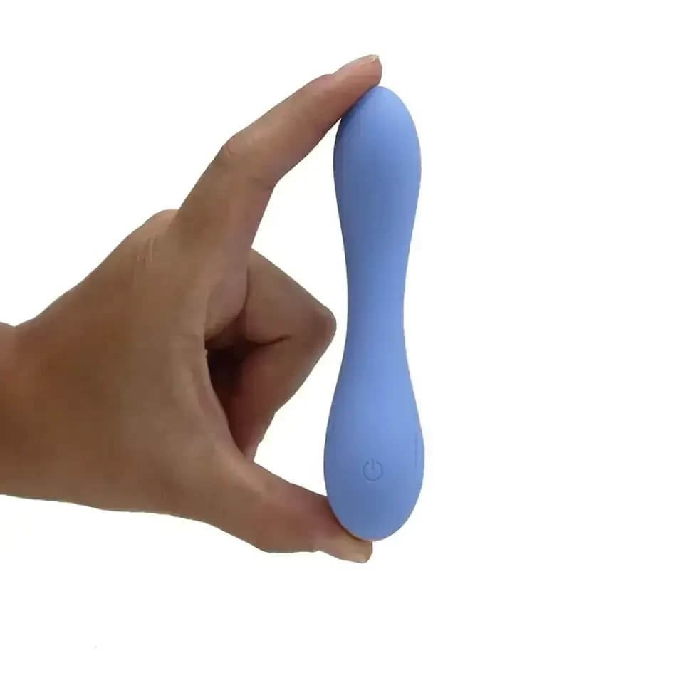  foto de uma mão segurando um vibrador azul abaulado com a ponta dos dedos indicador e polegar