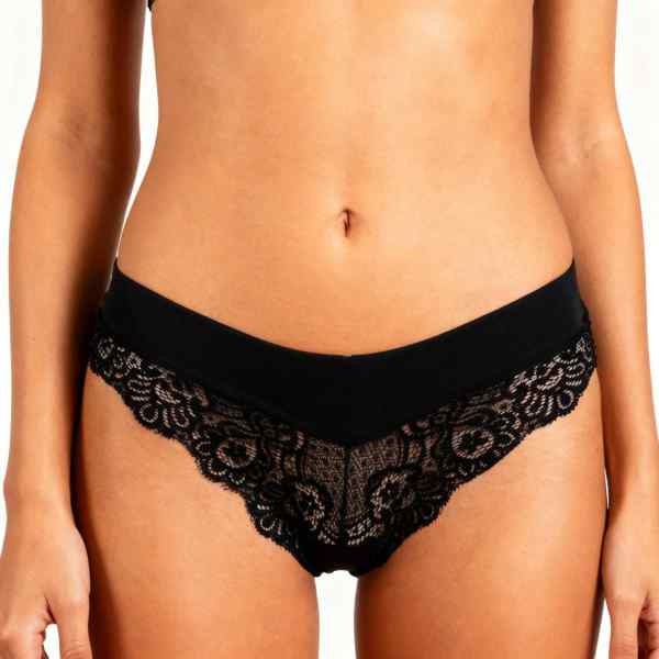 meio corpo de mulher de frente vestida em calcinha de renda na parte de baixo e fio duplo