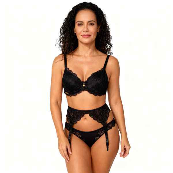 vista frontal de mulher vestida em conjunto de lingerie preta composta de soutien calcinha e cinta liga com abotoadores